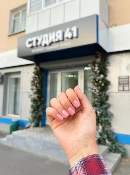 Вход в Студию 41 и графитовая вывеска
